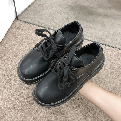 Sieviešu ikdienas apavi ar plakanām zolēm un mežģīnēm melnā krāsā