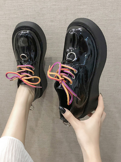 Γυναικεία παπούτσια με επίπεδη σόλα και κορδόνια σε μαύρο χρώμα