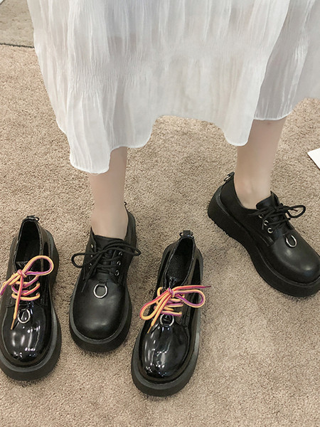 Sieviešu ikdienas apavi ar plakanām zolēm un mežģīnēm melnā krāsā