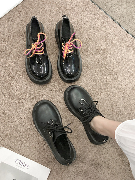 Sieviešu ikdienas apavi ar plakanām zolēm un mežģīnēm melnā krāsā