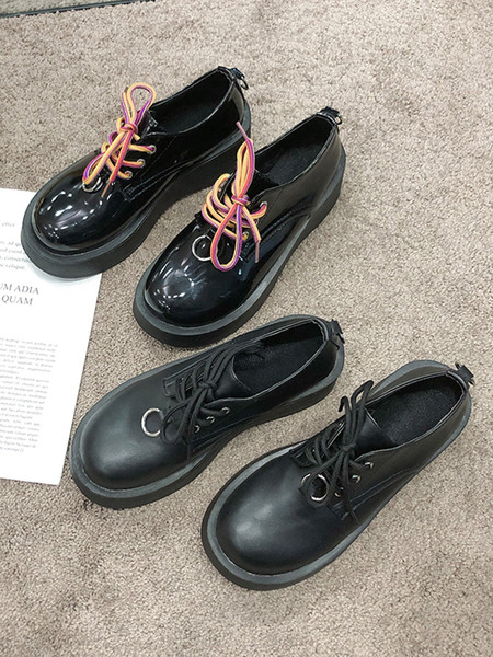 Sieviešu ikdienas apavi ar plakanām zolēm un mežģīnēm melnā krāsā