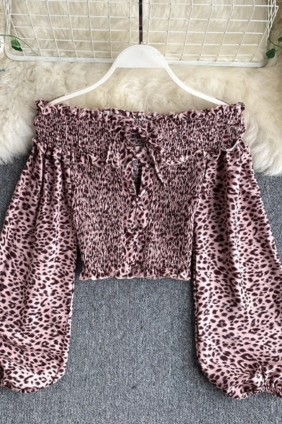 Alkalmi női ing csupasz váll és nyakkendővel