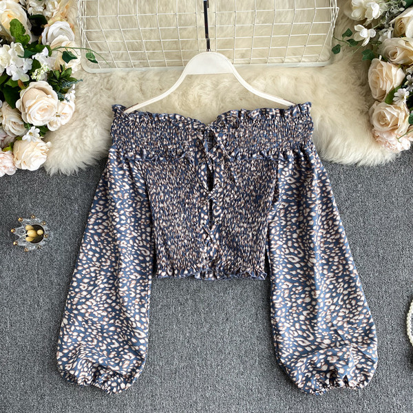 Alkalmi női ing csupasz váll és nyakkendővel