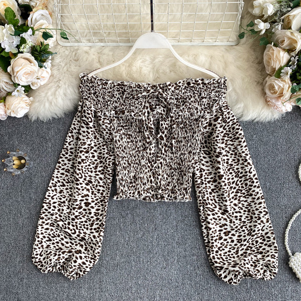 Alkalmi női ing csupasz váll és nyakkendővel