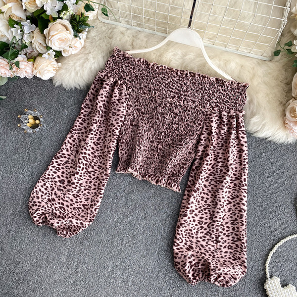 Alkalmi női ing csupasz váll és nyakkendővel