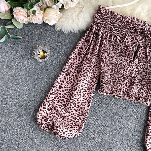 Alkalmi női ing csupasz váll és nyakkendővel