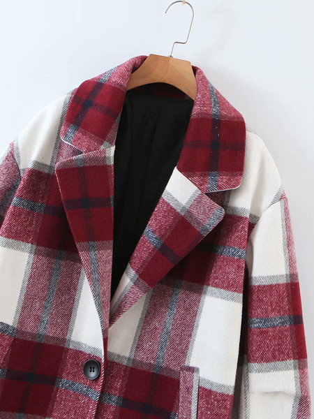 Hosszú kockás kabát zsebekkel és gombbal