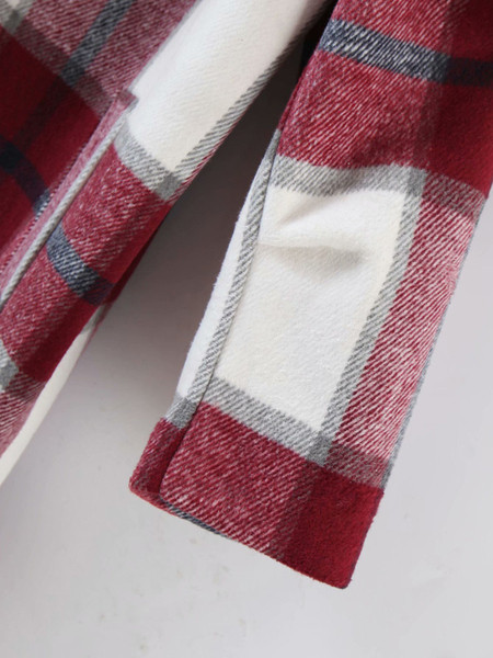 Hosszú kockás kabát zsebekkel és gombbal