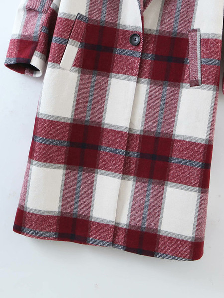 Hosszú kockás kabát zsebekkel és gombbal