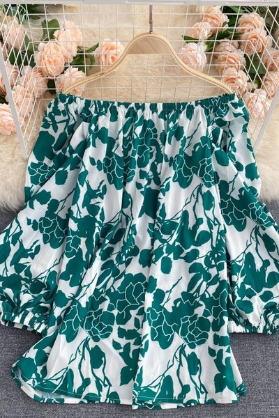 Paadikaelusega ja laiade varrukatega naiste särk