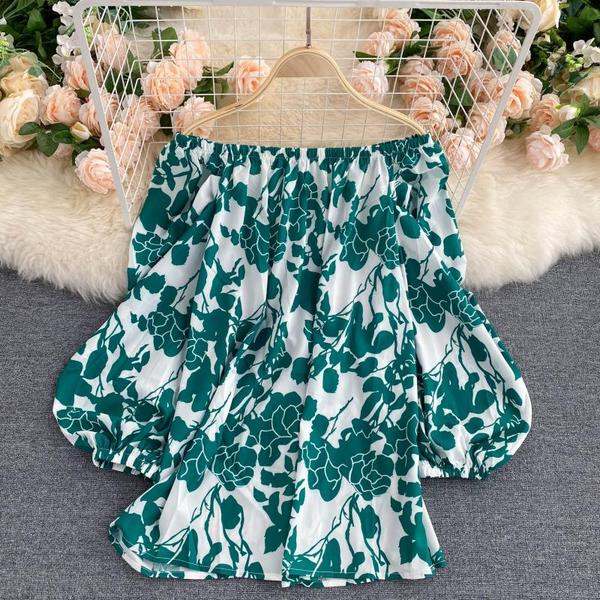 Paadikaelusega ja laiade varrukatega naiste särk