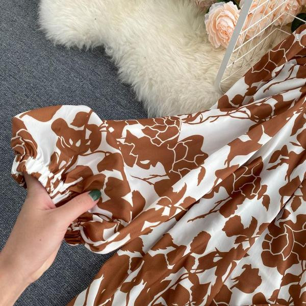 Paadikaelusega ja laiade varrukatega naiste särk