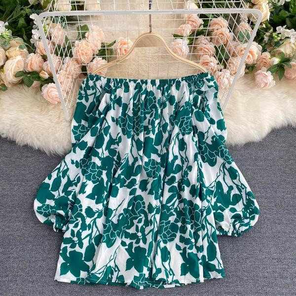 Paadikaelusega ja laiade varrukatega naiste särk