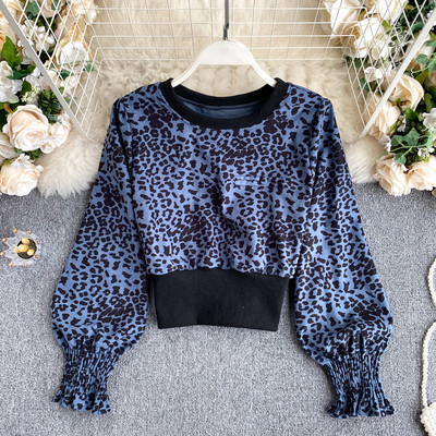 Naiste vabaaja särk ovaalse kaelusega ja pikkade laiade varrukatega