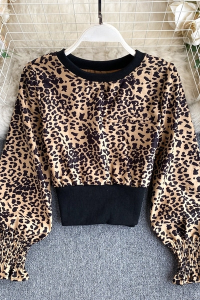 Naiste vabaaja särk ovaalse kaelusega ja pikkade laiade varrukatega