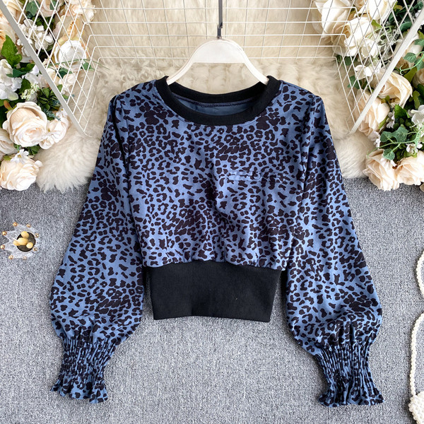 Naiste vabaaja särk ovaalse kaelusega ja pikkade laiade varrukatega