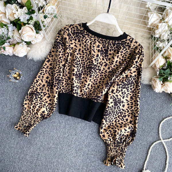 Naiste vabaaja särk ovaalse kaelusega ja pikkade laiade varrukatega