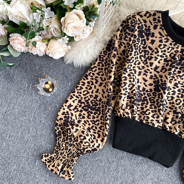 Naiste vabaaja särk ovaalse kaelusega ja pikkade laiade varrukatega