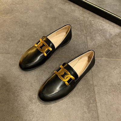 Γυναικεία casual παπούτσια με μεταλλικό στοιχείο και επίπεδη σόλα