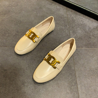 Γυναικεία casual παπούτσια με μεταλλικό στοιχείο και επίπεδη σόλα