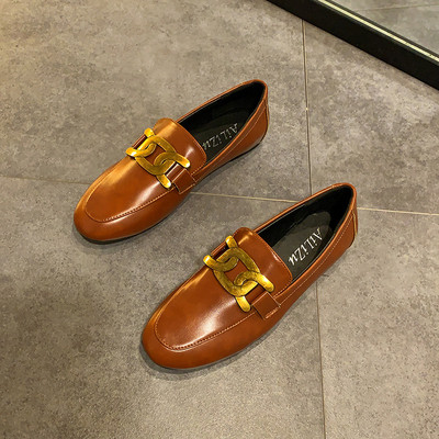 Γυναικεία casual παπούτσια με μεταλλικό στοιχείο και επίπεδη σόλα