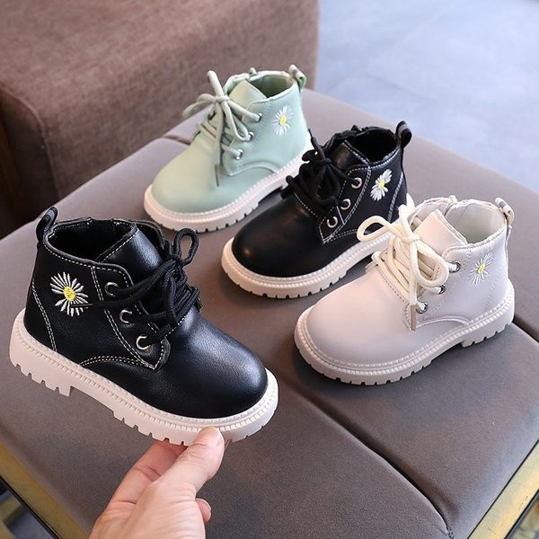 Modern gyerekcsizma hímzéssel és nyakkendővel lányoknak