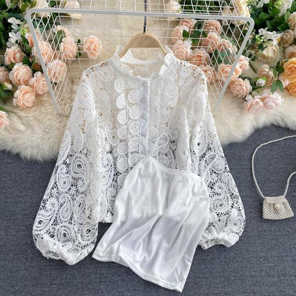 Stilīgs sieviešu krekls ar pogām un mežģīnēm