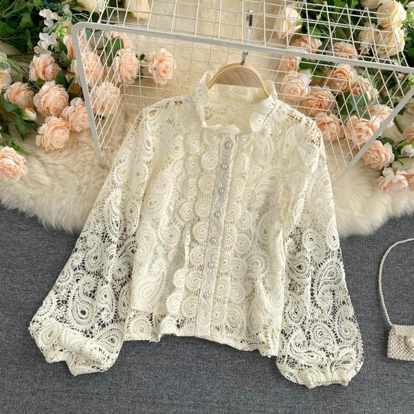 Stilīgs sieviešu krekls ar pogām un mežģīnēm