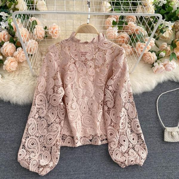 Stilīgs sieviešu krekls ar pogām un mežģīnēm