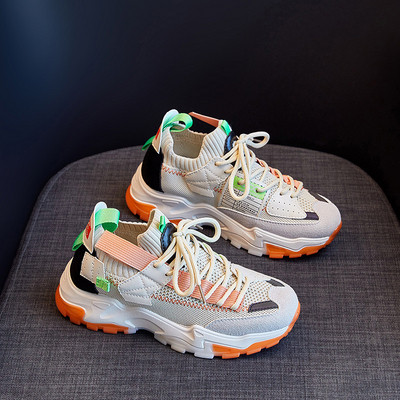 Textilből és öko velúrból készült őszi tornacipők új modellje