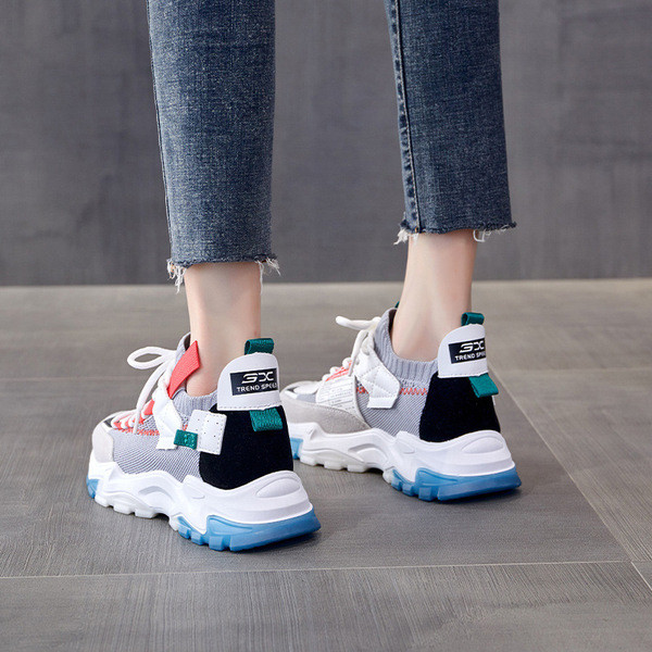 Textilből és öko velúrból készült őszi tornacipők új modellje