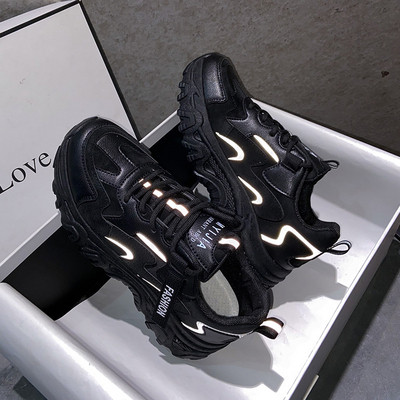 Μοντέρνα αθλητικά παπούτσια με υψηλή τραχιά σόλα