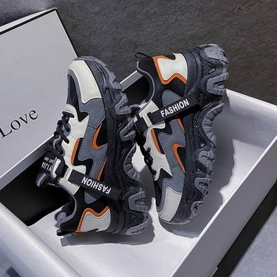 Μοντέρνα αθλητικά παπούτσια με υψηλή τραχιά σόλα