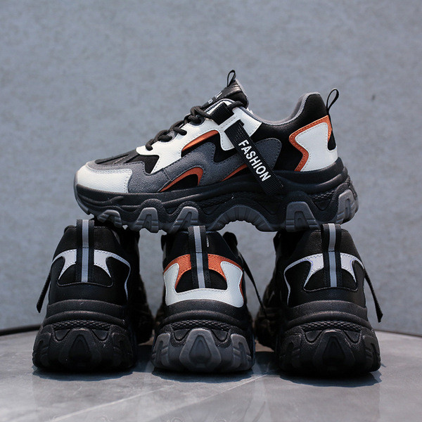 Μοντέρνα αθλητικά παπούτσια με υψηλή τραχιά σόλα