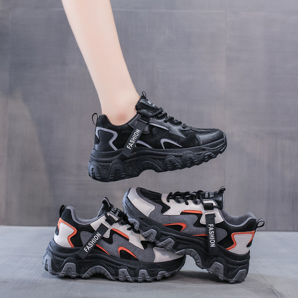 Μοντέρνα αθλητικά παπούτσια με υψηλή τραχιά σόλα