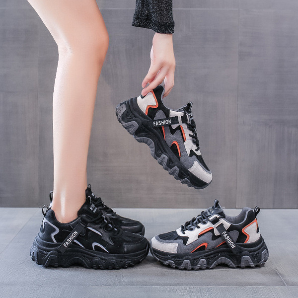 Μοντέρνα αθλητικά παπούτσια με υψηλή τραχιά σόλα