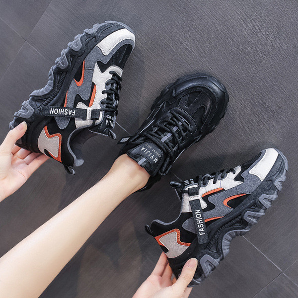 Μοντέρνα αθλητικά παπούτσια με υψηλή τραχιά σόλα