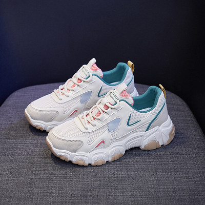 Őszi tornacipő új modellje fehér színben