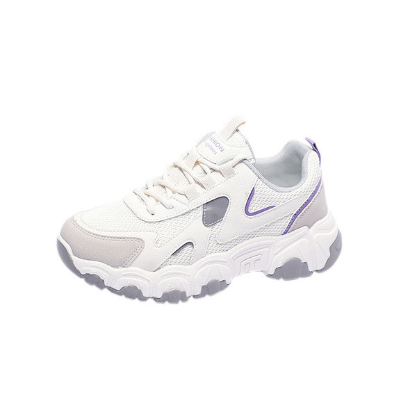 Őszi tornacipő új modellje fehér színben