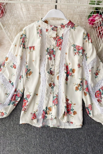 Női alkalmi ing csipkével és virágmintával