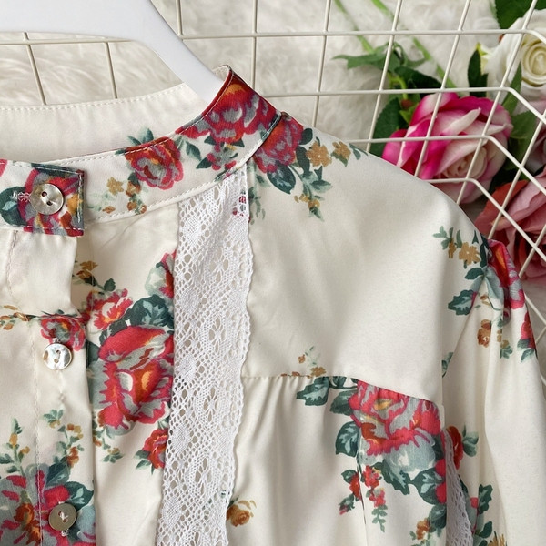 Női alkalmi ing csipkével és virágmintával