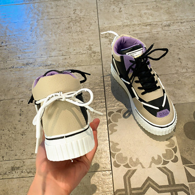 Női tornacipő fűzővel és lapos talppal