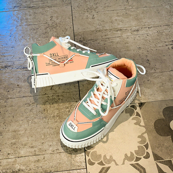 Női tornacipő fűzővel és lapos talppal