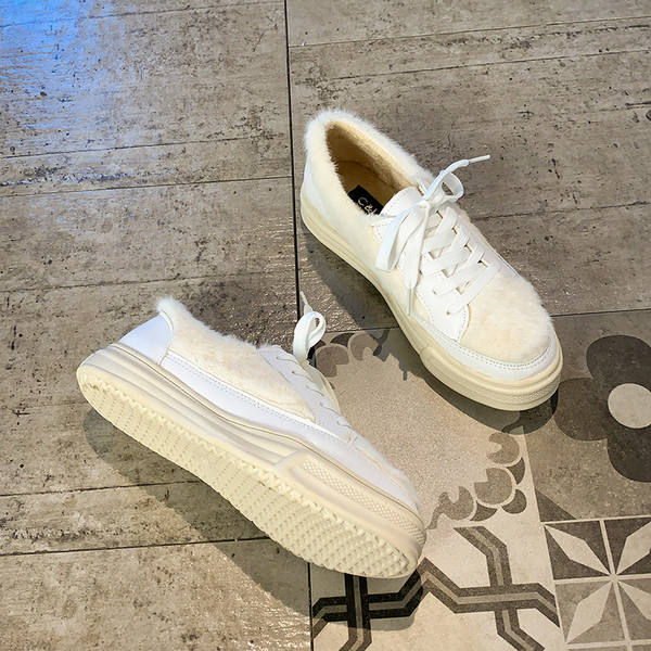 Γυναικεία αθλητικά παπούτσια με κορδόνια και ίσια σόλα