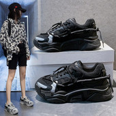 Μοντέρνα αθλητικά παπούτσια με τραχιά σόλα