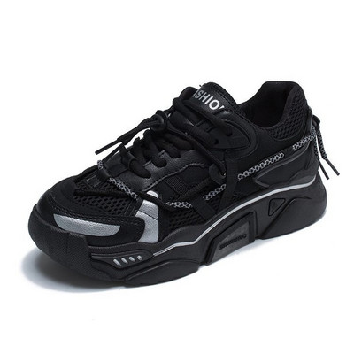 Μοντέρνα αθλητικά παπούτσια με τραχιά σόλα