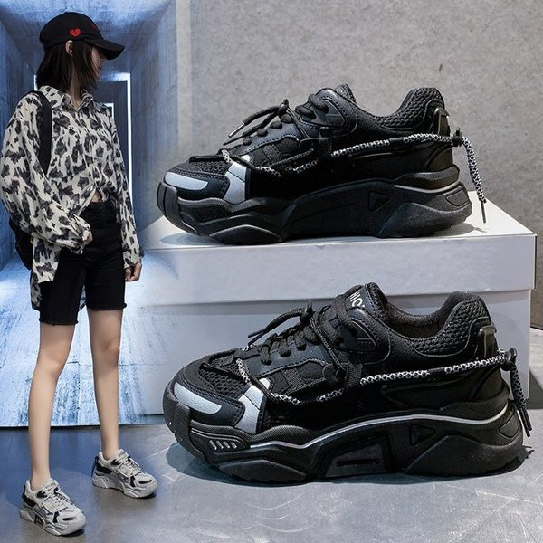 Μοντέρνα αθλητικά παπούτσια με τραχιά σόλα