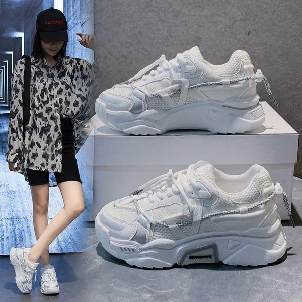 Μοντέρνα αθλητικά παπούτσια με τραχιά σόλα