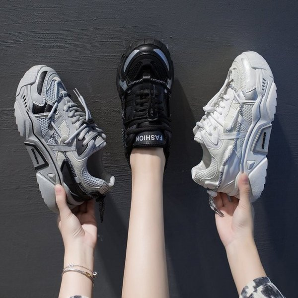 Μοντέρνα αθλητικά παπούτσια με τραχιά σόλα