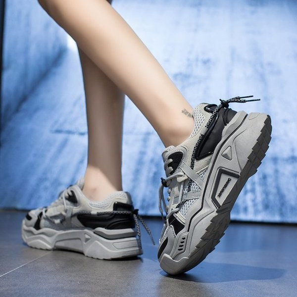 Μοντέρνα αθλητικά παπούτσια με τραχιά σόλα